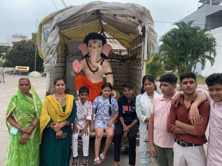 लोग भगवान गणेश की प्रतिमा लेने पहुंचे।