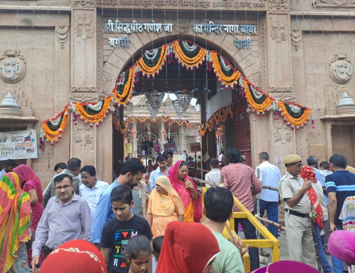 नागा बाबा बगेची के गणेश मंदिर में सुबह से दोपहर तक भक्तों की कतारें हैं।