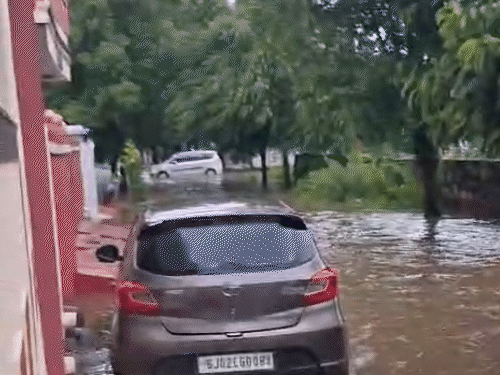 डूंगरपुर में मूसलाधार बारिश के बाद शहर के जयहिंद नगर गली नंबर 6 में भरा पानी।