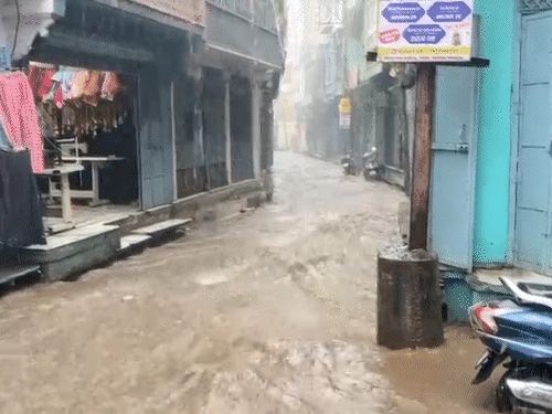 पुराने बाजार की सड़कों पर 2 से 3 फीट पानी।