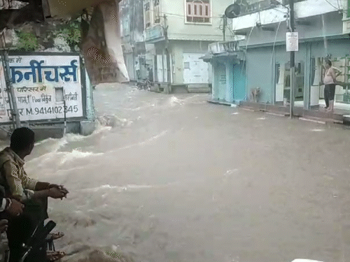 डूंगरपुर पुराने शहर की सड़कें दरिया की तरह बहने लगी।