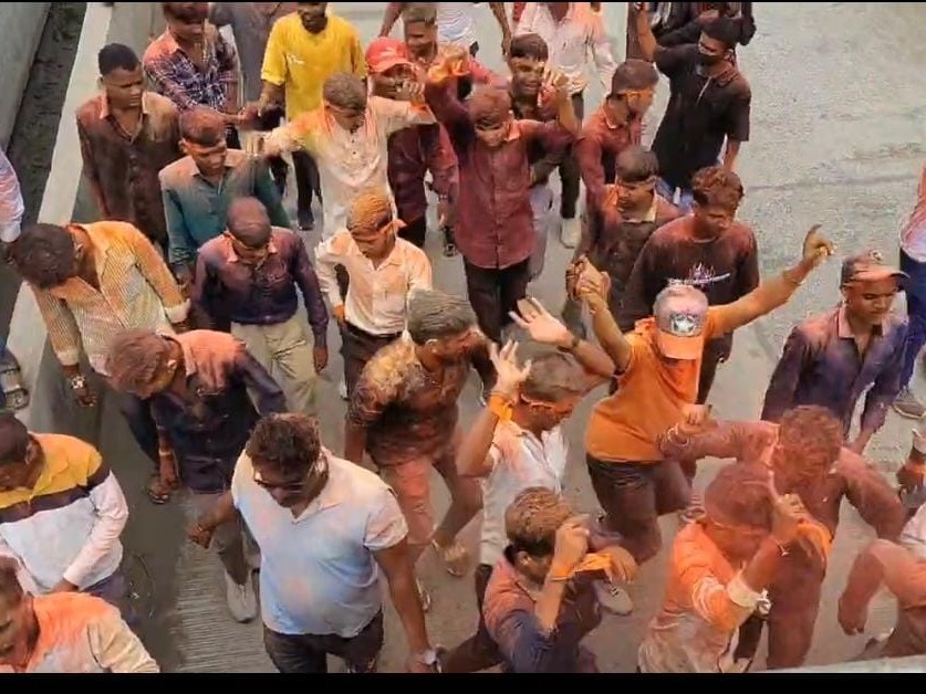 ढोल-नगाड़ों की थाप पर झूमते युवा।