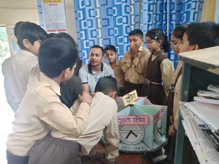 नेशनल टीचर अवॉर्ड के लिए चयनित शशि पॉल स्कूल में बच्चों को पढ़ाते हुए।