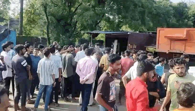 मौके पर बड़ी संख्या में भीड़ इकठ्ठा हुई