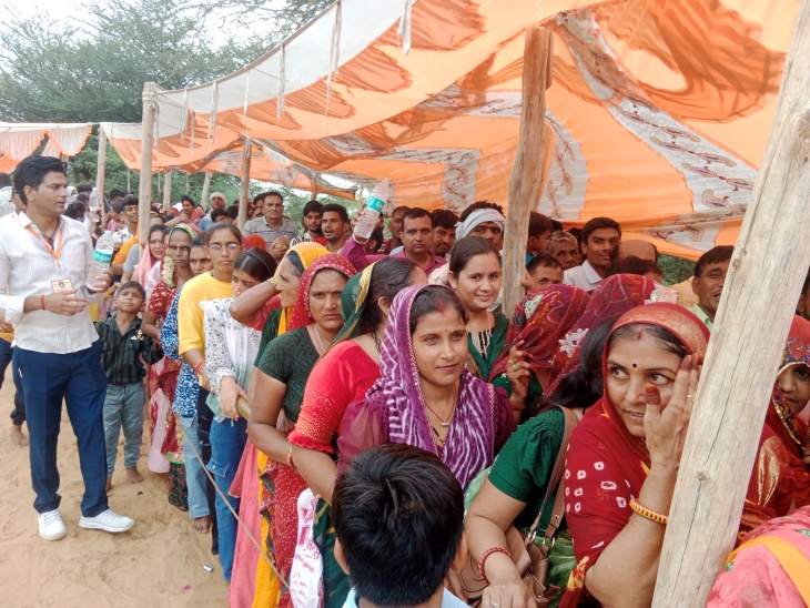 सुबह से गणेश मंदिर में दर्शनों के लिए भक्तों का लगा तांता।