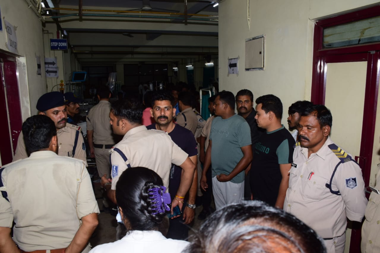 पुलिस के मुताबिक टक्कर मारने वाली गाड़ी का पता चल गया है।