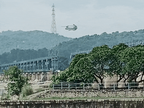 पठानकोट के माधोपुर हेडवर्क्स का फ्लड गेट टूटने के बाद रेस्क्यू के लिए पहुंचा हेलिकॉप्टर।