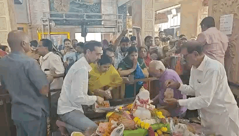 सुबह से बड़ी संख्या में भक्त दर्शन के लिए पहुंच रहे हैं