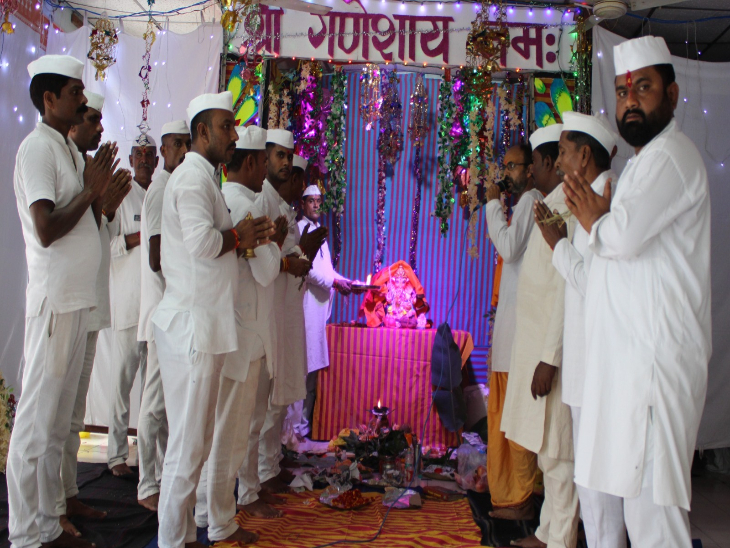 रायपुर सेंट्रल जेल में कैदियों ने मनाया गणेश उत्सव। भगवान की प्रतिमा उन्होंने खुद बनाई है।