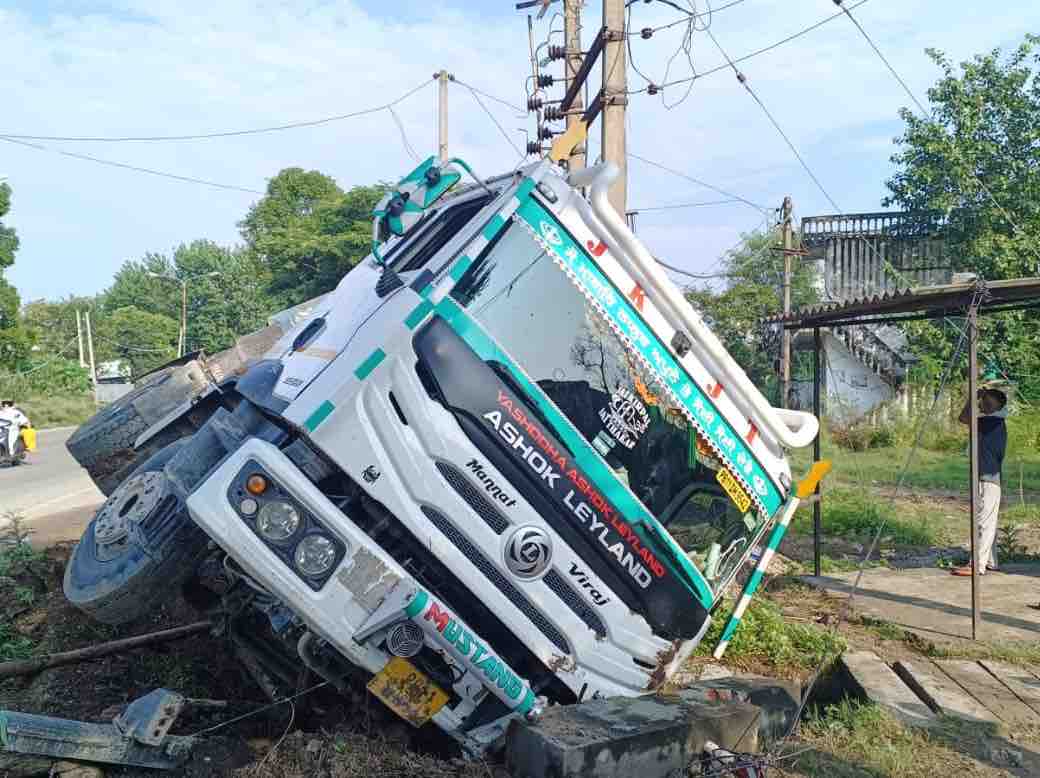 निक्कूवाल मोड़ के पास ट्राला बेकाबू होकर पलट गया। - Dainik Bhaskar