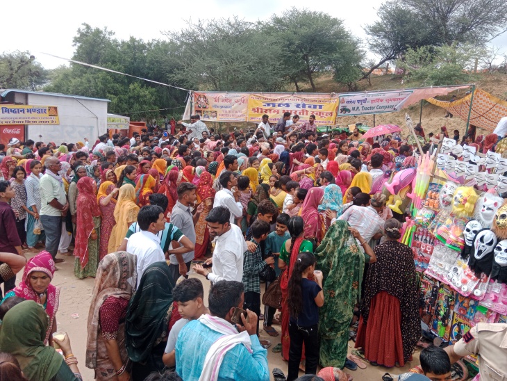 गणेश चतुर्थी पर लगे मेले में लोगों ने जमकर की खरीददारी।