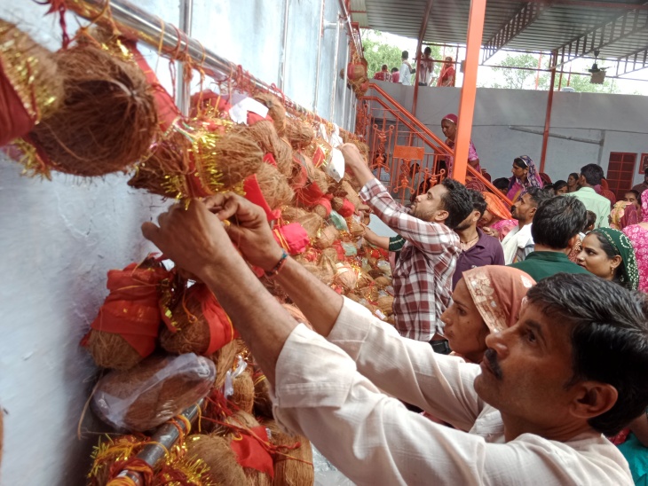 नारियल बांधकर लोगों ने मांगी मनौती।