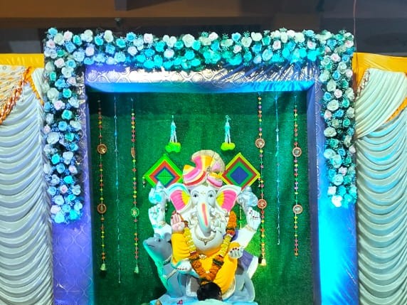 बप्पा के पंडालों को सजाया गया है।