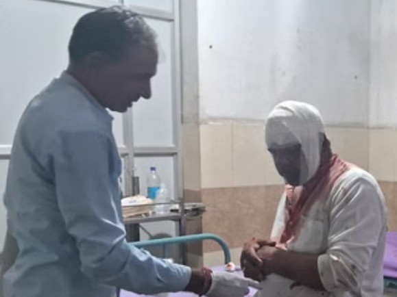 खरखौदा के अस्पताल में घायल का इलाज करते हुए स्टाफ।