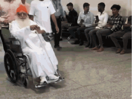 ये फोटो अहमदाबाद सिविल हॉस्पिटल की है, जब आसाराम को जांच के लिए ले जाया गया था।