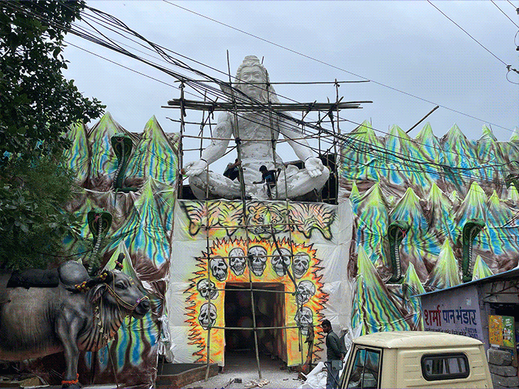 गुढियारी में शिव महिमा की थीम पर पंडाल तैयार किया गया है।