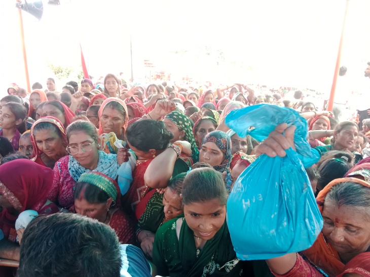 भक्तों ने दर्शन कर चढ़ाया प्रसाद।