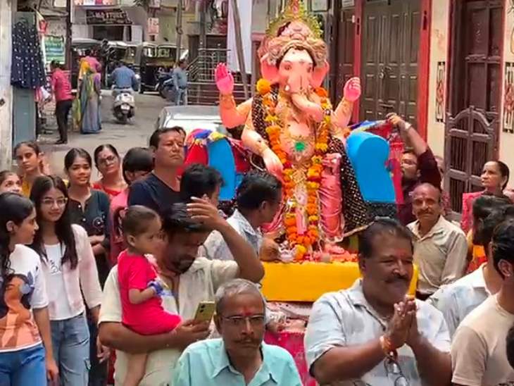 भगवान गणेशजी के मूर्तियों के साथ शोभायात्रा के रूप ने पांडाल में विराजे गए।