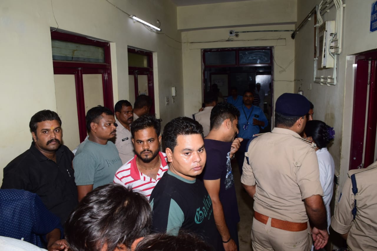 घटना की जानकारी लगते ही एसपी के साथ कई पुलिस अधिकारी मेडिकल पहुंचे।