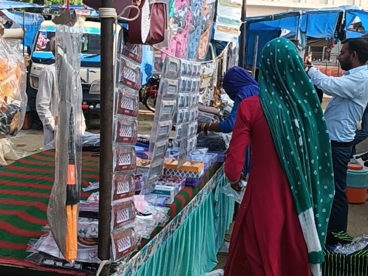 मेले में खरीदारी करते हुए महिलाएं।
