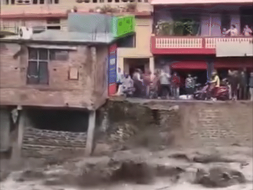 हिमाचल के ओल्ड मनाली में मंगलवार को पानी के तेज बहाव में घर नदी में समा गया।