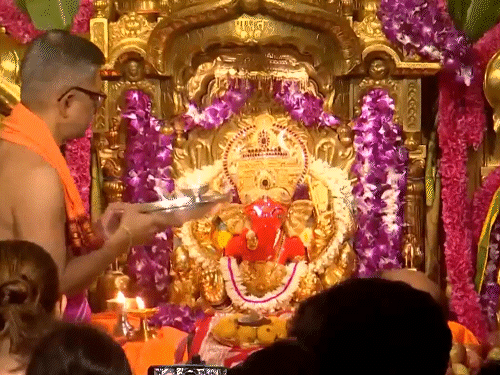 मुंबई के सिद्धिविनायक मंदिर में आज सुबह पूजा हुई। - Dainik Bhaskar