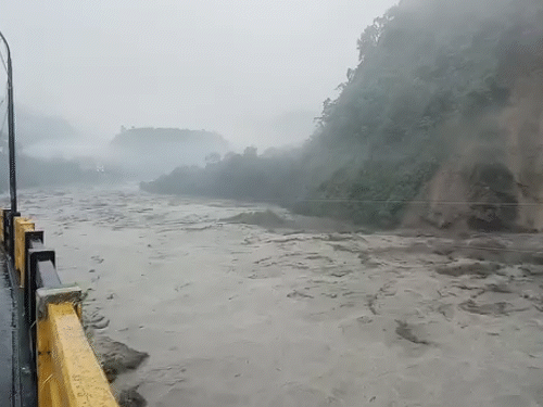 The Ravi river in Chamba is in spate. Chamba is also reported to have damage due to strong current. However, information could not be found yet due to the communication services stalled.