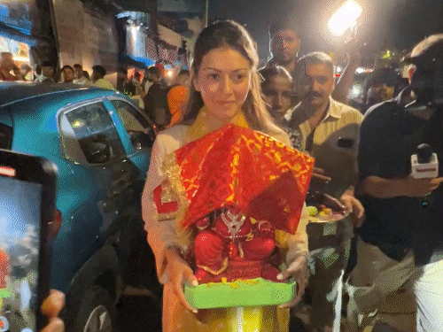 हंसिका मोटवानी भी बप्पा की प्रतिमा लेने पहुंची थीं।