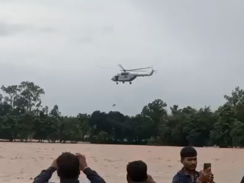 लोहंडीगुड़ा ब्लॉक के मांदर गांव में घर की छत पर फंसे लोगों को वायुसेना के हेलीकॉप्टर से निकाला गया।