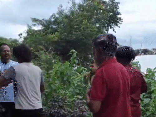 दबंगों ने युवक को झाड़ियों में लात-घूंसों से मारा।