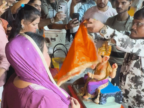कॉमेडियन भारती सिंह बेटे गोला के साथ मूर्ति केंद्र पहुंचीं और आरती के बाद प्रतिमा के साथ घर रवाना हुईं।