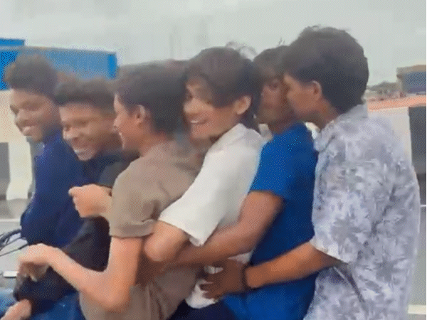 फ्लाईओवर पर एक बाइक पर सवार 6 युवक ने दिखाया स्टंट।