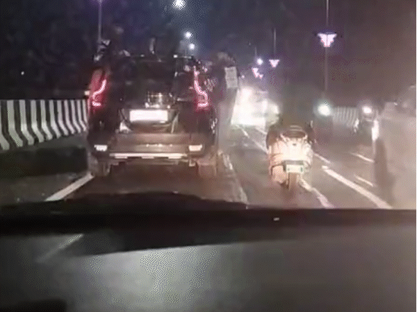 पहले वीडियो में 5-6 युवक कार की छत और दरवाजों पर बैठे नजर आए।