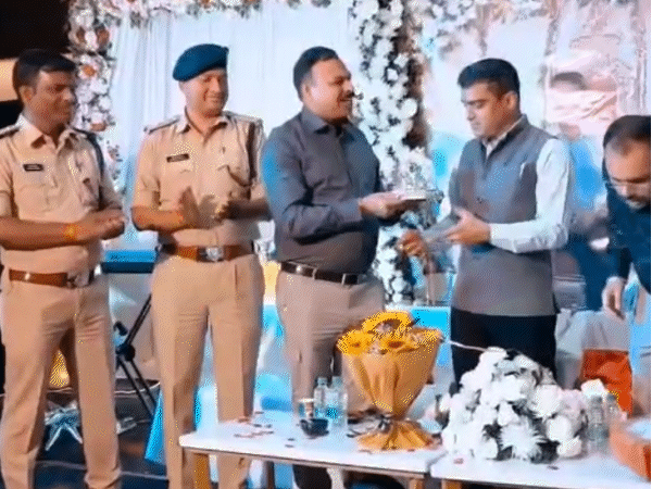 डीसीपी रहे विनोद मीणा को विदाई में गुलदस्तों के साथ एक सिंहासन भी तोहफे में दिया गया।