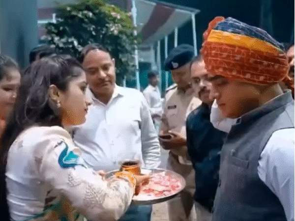 विनोद मीणा को साफा बांधने के बाद तिलक लगाकर स्वागत किया गया।