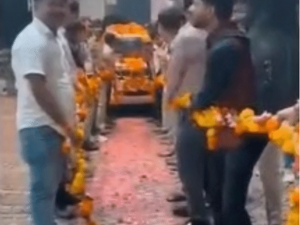 पुलिसकर्मियों ने फूलों की रस्सी बनाकर डीसीपी की गाड़ी को खींचा।