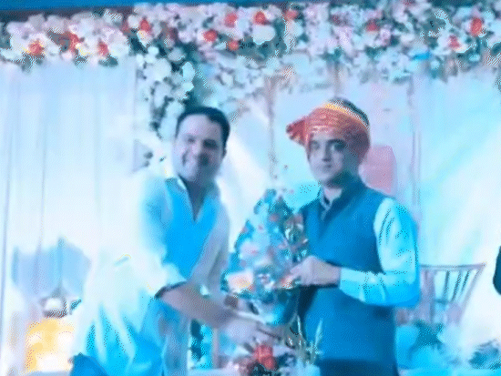 वीडियो में दिख रहा है कि डीसीपी विनोद मीणा का सभी लोग स्वागत कर रहे हैं।