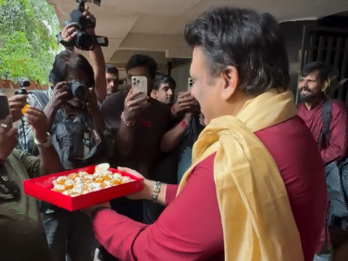 गणेश चतुर्थी के मौके पर गोविंदा और सुनीता ने मरून रंग की पारंपरिक ड्रेस पहनी थी।