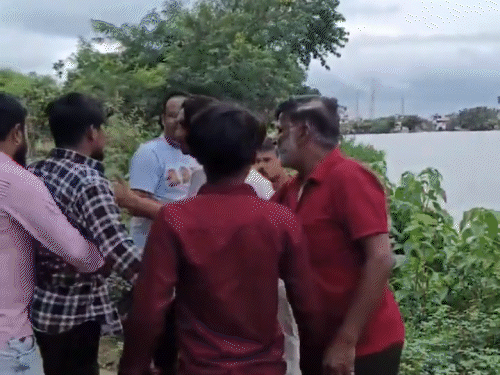 पंडरिया इलाके में युवक अपने दोस्त के साथ अस्पताल जा रहा था।