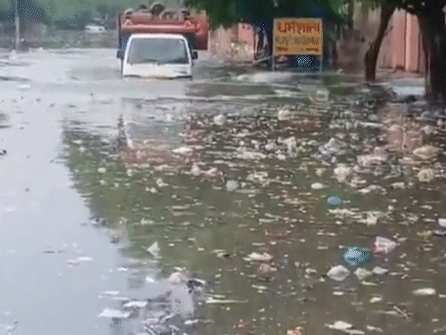 फरीदाबाद के लेजर वैली में जलभराव से आने-जाने का रास्ता बंद हो गया है। - Dainik Bhaskar