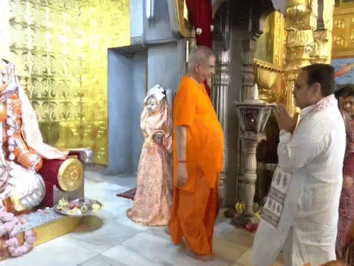 मोती डूंगरी गणेश मंदिर में मुख्यमंत्री भजनलाल शर्मा पत्नी के साथ दर्शन करने पहुंचे। मोती डूंगरी गणेश मंदिर दर्शन करने पहुंचे सीएम भजनलाल शर्मा ने राजस्थान की जनता को गणेश चतुर्थी की शुभकामनाएं दी। उन्होंने कहा - आज भगवान गणेश का जन्मदिन है और हमें सब कुछ गणेश जी भगवान से प्राप्त होता है । इसलिए भगवान गणेश जी से यही प्रार्थना करता हूं कि हमारे राजस्थान में सम्पूर्ण समृद्धि हो।