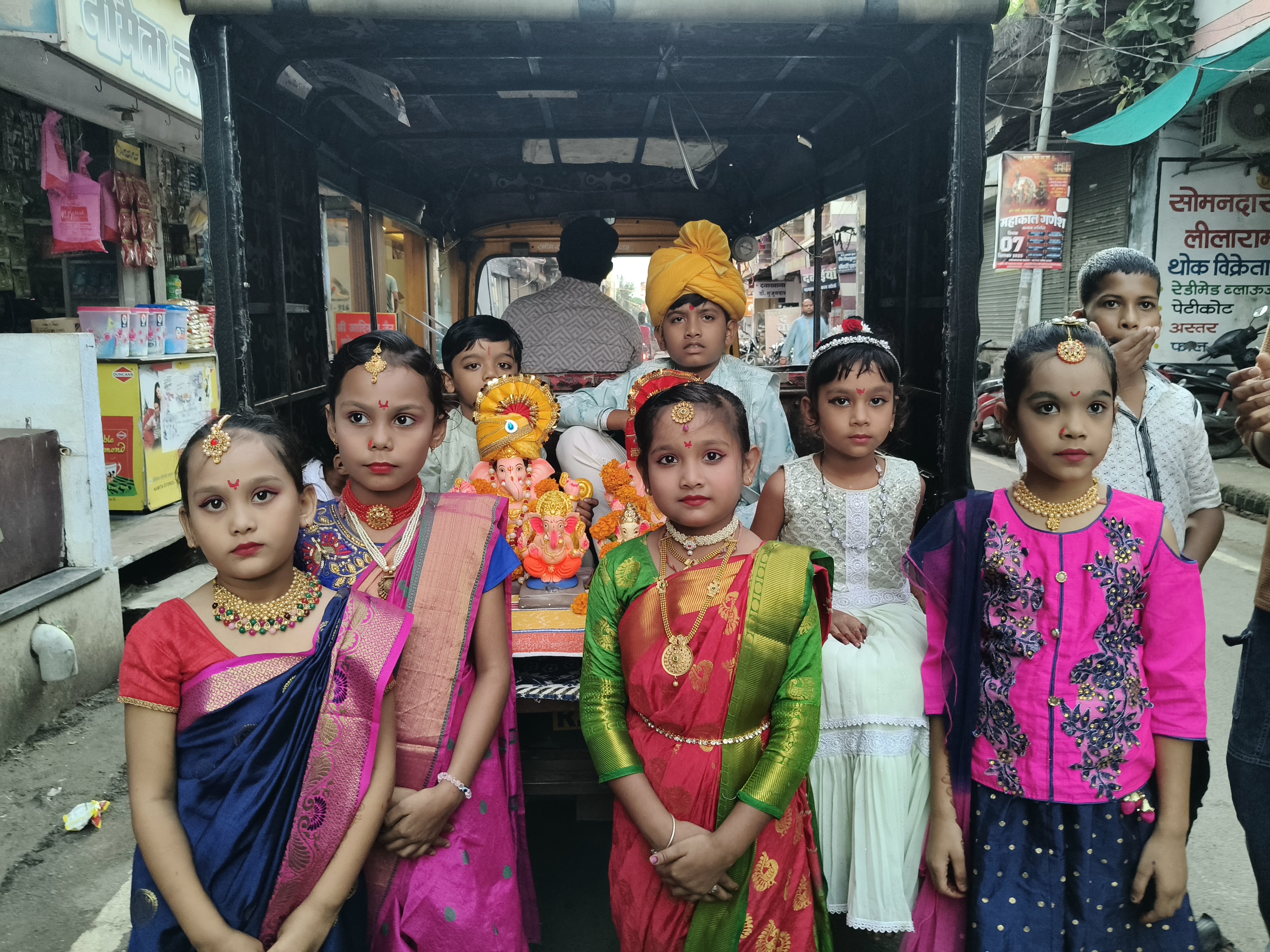 छोटे बच्चे बप्पा को लेकर स्थापना करने पहुंचे।