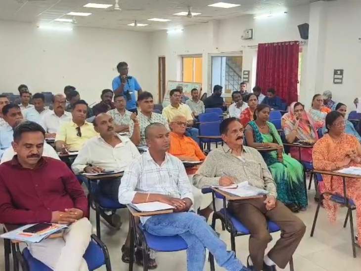 नगर परिषद डूंगरपुर की बैठक में शामिल पार्षदों ने टूटी सड़कों और सीवरेज का मामला उठाया।