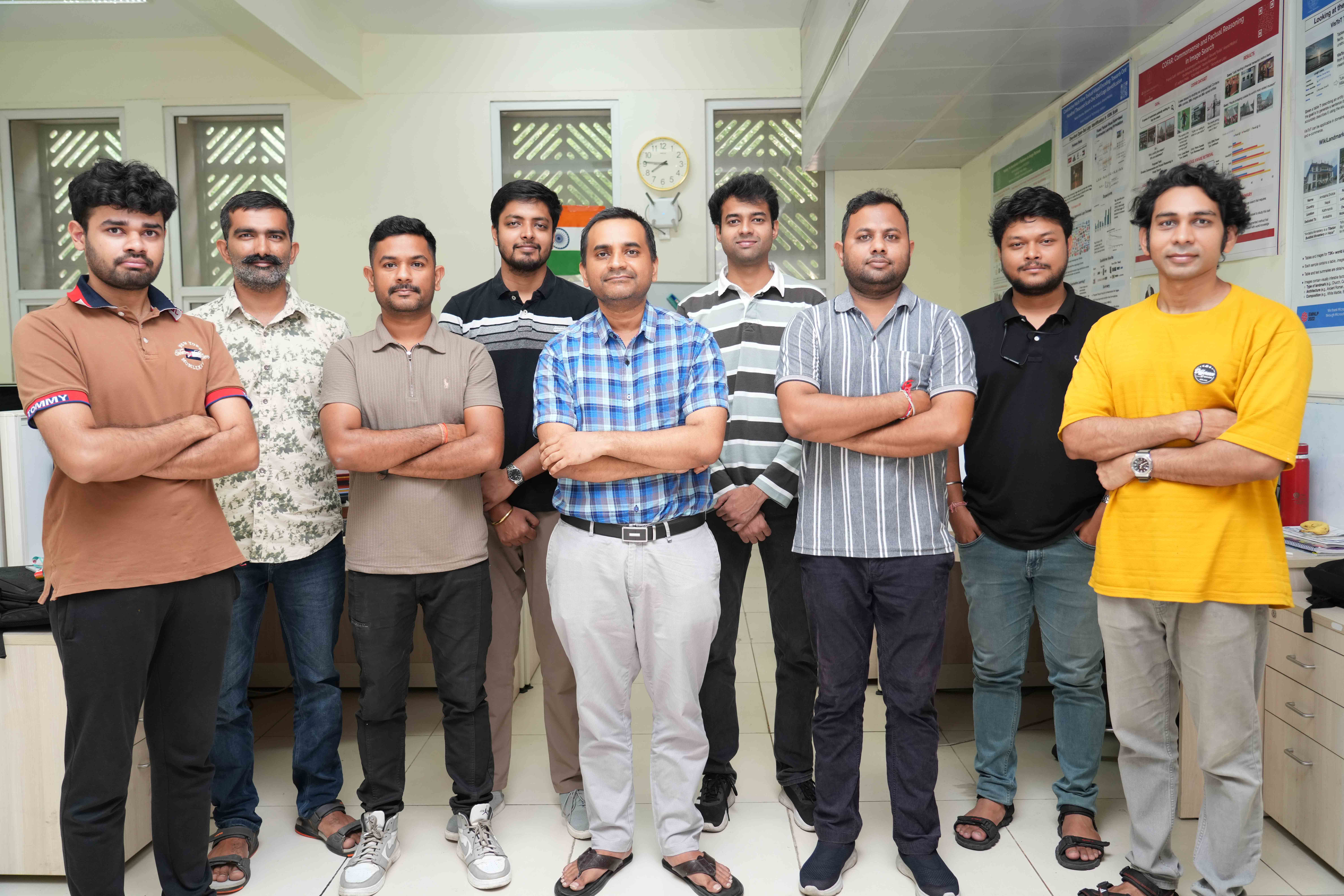 प्रोफेसर मिश्रा के साथ प्रोजेक्ट भाषिनी पर काम करने वाली रिसर्च टीम।