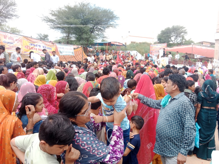 गणेश मंदिर आने वाले श्रद्धालुओं के स्थानीय लोगों ने की पानी की व्यवस्था।