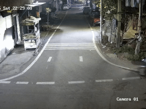 शनिवार की रात एक्टिवा पर कार्तिक अपने दो दोस्तों के साथ जाता हुआ, उसका पीछा करते बाइक सवार 3 युवक सीसीटीवी में कैद। - Dainik Bhaskar