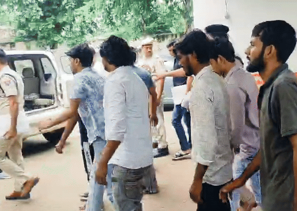 पुलिस द्वारा गिरफ्तार किए गए 10 साइबर ठग।