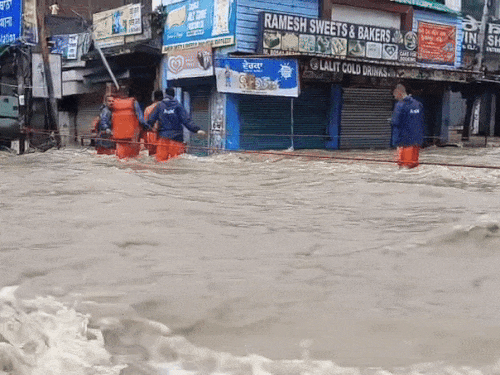 पठानकोट- जम्मू हाईवे पर जलभराव हो गया। जिससे आवाजाही रोक दी गई है। - Dainik Bhaskar