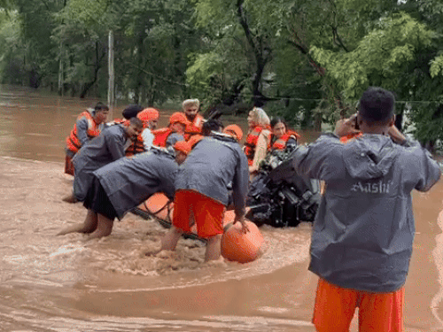 नाव की मदद से लोगों को बाहर निकाला जा रहा है। - Dainik Bhaskar