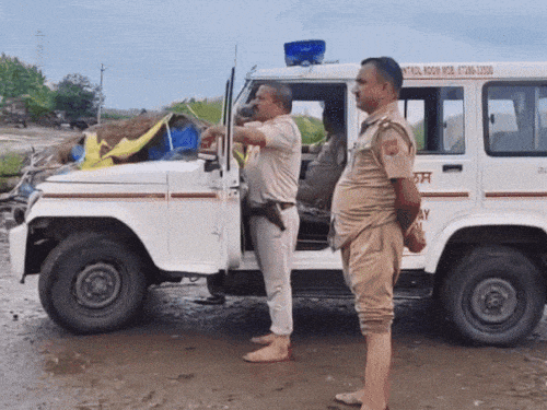 पठानकोट में लोगों को सुरक्षित स्थानों पर जाने के लिए अनाउंसमेंट करते पुलिस अधिकारी।